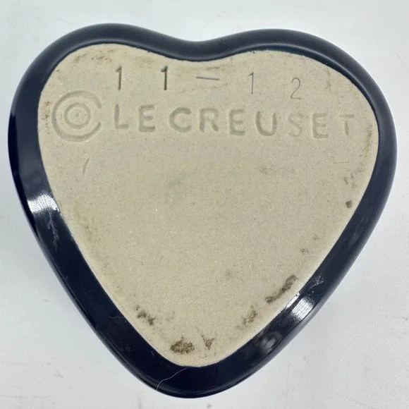 Le Creuset Cobalt Blue Heart Ramekin Set of 2 Stoneware Lidded Cocottes 11-12 - Picture 9 of 13